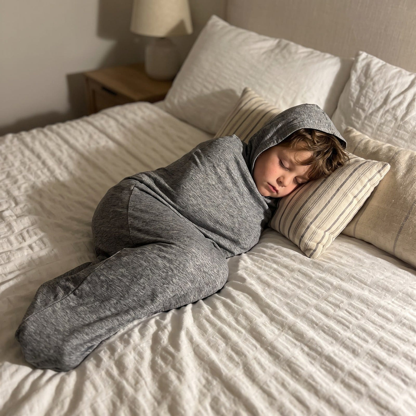 Enfant endormi dans le Lumea Cocon gris
