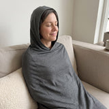 Adulte dans le Lumea Cocon gris, capuche relevee