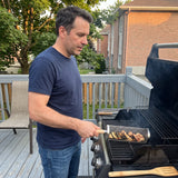 Lumea Grill Pro sur un BBQ dans une cour au Quebec